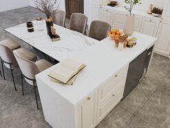 Bàn đảo kết hợp bàn ăn mặt đá thạch anh vân mây