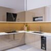 Tủ bếp nhựa cánh acrylic Thái Bình màu trung tính kính bếp màu cam