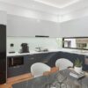 Tủ bếp gỗ công nghiệp melamine Hưng Yên phối màu ghi trắng hiện đại