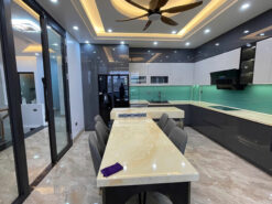 Mẫu tủ bếp cánh acrylic Thái Bình hiện đại phối màu ghi trắng