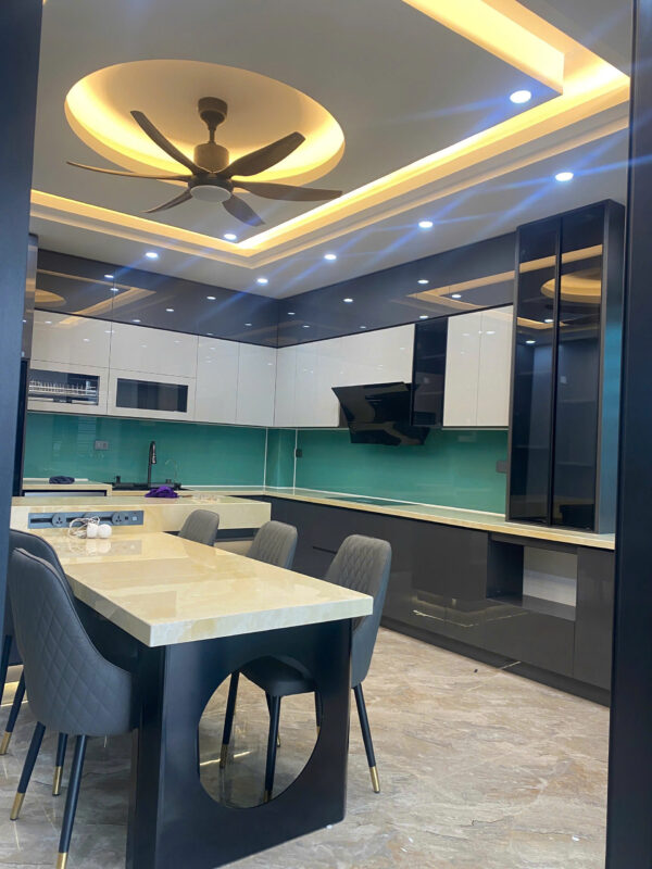 Tủ bếp sát trần tối ưu không gian lưu trữ cho gia đình