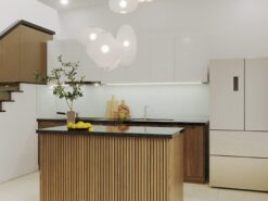 Thiết kế tủ bếp gỗ nhựa chữ I kết hợp bàn đảo hiện đại màu vân gỗ và trắng.