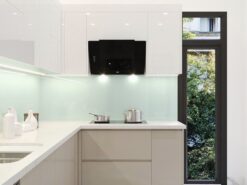 Cận cảnh khu vực nấu nướng của mẫu tủ bếp gỗ nhựa.
