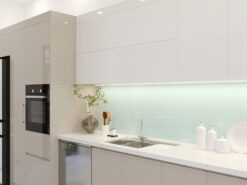 Chi tiết chậu rửa và mặt đá mẫu tủ bếp gỗ nhựa.