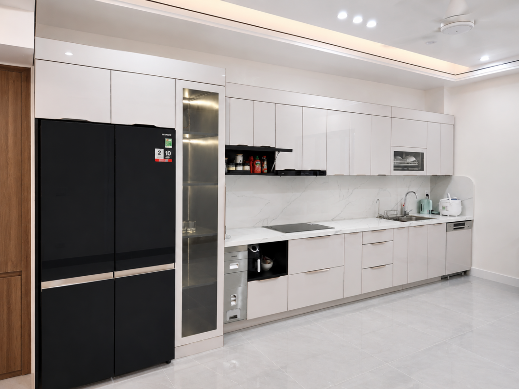 Mẫu tủ bếp inox cánh kính hiện đại thiết kế tone trắng tinh tế, kết hợp mặt đá vân mây cao cấp giúp không gian bếp rộng rãi và sang trọng hơn.