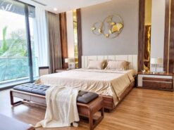 Thiết kế nội thất phòng ngủ master biệt thự gỗ tự nhiên thoáng rộng.