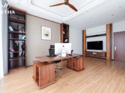 Không gian phòng làm việc biệt thự gỗ tự nhiên thoáng đãng rộng rãi.