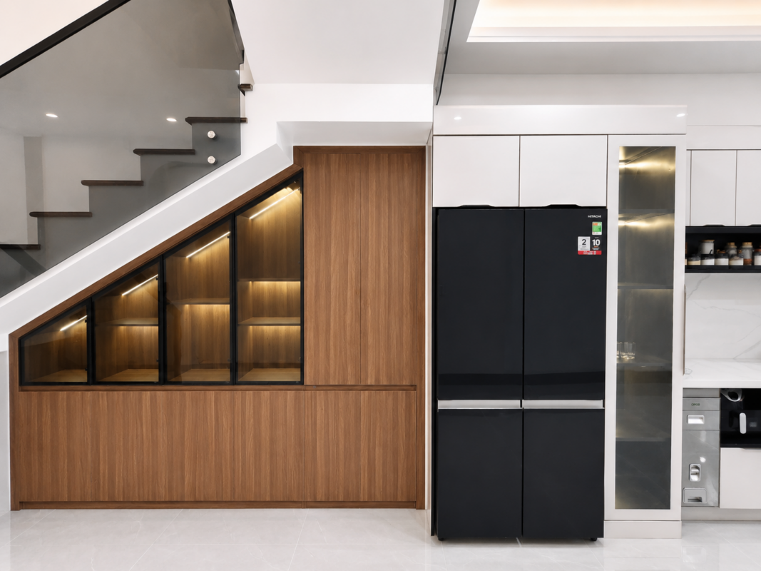 Thiết kế tủ gầm cầu thang vân gỗ kết hợp tủ bếp inox cánh kính hiện đại tạo điểm nhấn nội thất sang trọng và tối ưu diện tích sử dụng.